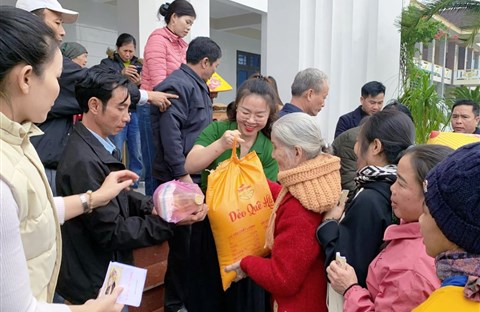 ĐOÀN TỪ THIỆN NGHĨA SINH VHQ (VINH - HÀ TĨNH - QUẢNG BÌNH) trao tặng quà Giáng Sinh cho 100 đồng bào lương giáo thuộc địa bàn xã Hưng Trạch, huyện Bố Trạch, tỉnh Quảng Bình * Ngày 18/12/2024