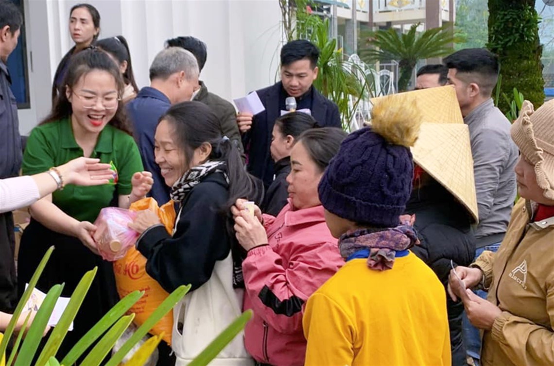 ĐOÀN TỪ THIỆN NGHĨA SINH VHQ (VINH - HÀ TĨNH - QUẢNG BÌNH) trao tặng quà Giáng Sinh cho 100 đồng bào lương giáo thuộc địa bàn xã Hưng Trạch, huyện Bố Trạch, tỉnh Quảng Bình * Ngày 18/12/2024 - 2