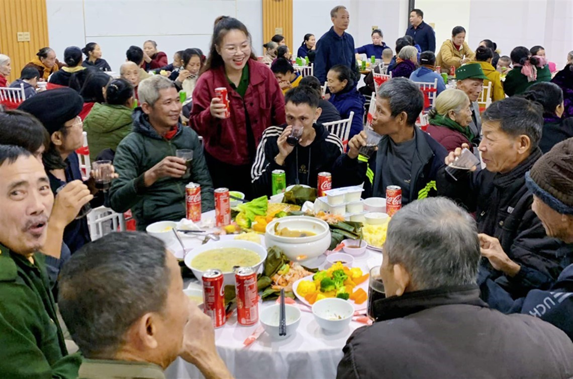 ĐOÀN TỪ THIỆN NGHĨA SINH VHQ (VINH - HÀ TĨNH - QUẢNG BÌNH) trao tặng quà Giáng Sinh cho 100 đồng bào lương giáo thuộc địa bàn xã Hưng Trạch, huyện Bố Trạch, tỉnh Quảng Bình * Ngày 18/12/2024 - 3