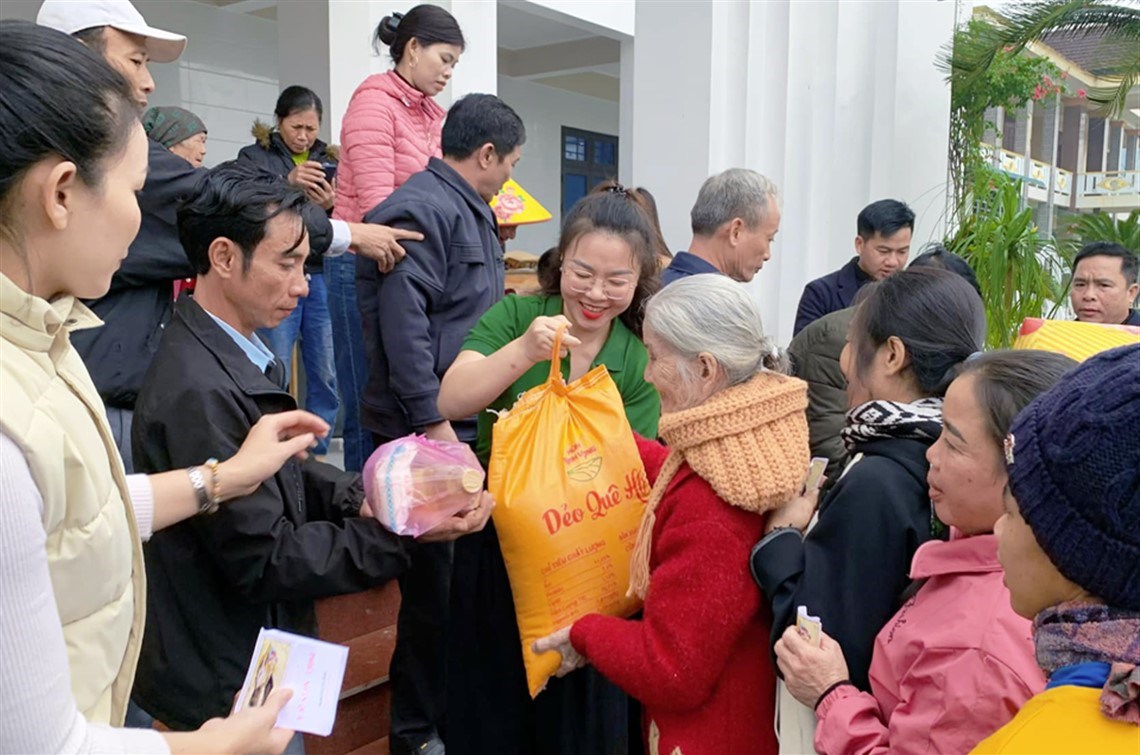 ĐOÀN TỪ THIỆN NGHĨA SINH VHQ (VINH - HÀ TĨNH - QUẢNG BÌNH) trao tặng quà Giáng Sinh cho 100 đồng bào lương giáo thuộc địa bàn xã Hưng Trạch, huyện Bố Trạch, tỉnh Quảng Bình * Ngày 18/12/2024 - 9