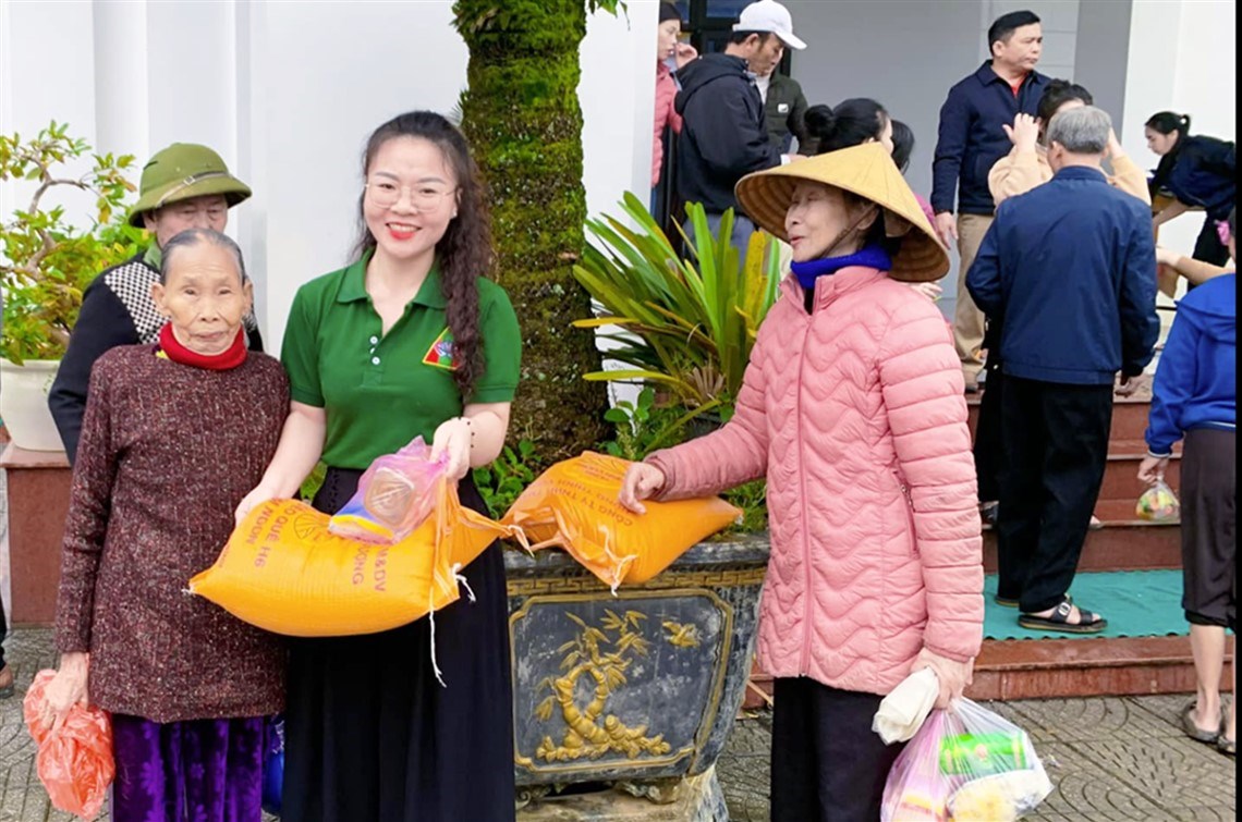 ĐOÀN TỪ THIỆN NGHĨA SINH VHQ (VINH - HÀ TĨNH - QUẢNG BÌNH) trao tặng quà Giáng Sinh cho 100 đồng bào lương giáo thuộc địa bàn xã Hưng Trạch, huyện Bố Trạch, tỉnh Quảng Bình * Ngày 18/12/2024 - 10