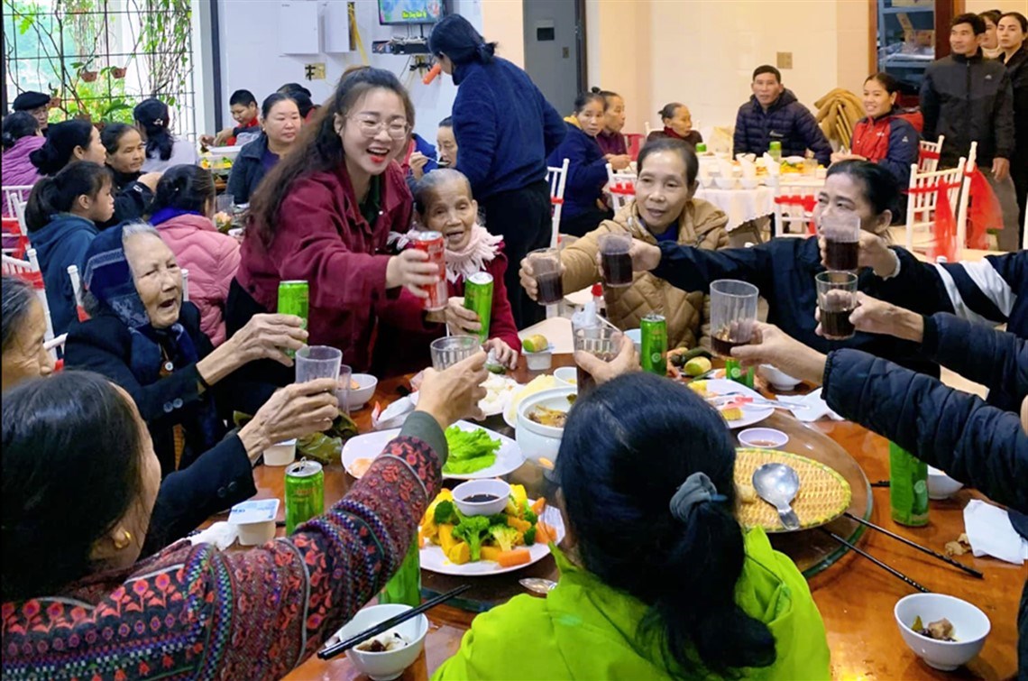 ĐOÀN TỪ THIỆN NGHĨA SINH VHQ (VINH - HÀ TĨNH - QUẢNG BÌNH) trao tặng quà Giáng Sinh cho 100 đồng bào lương giáo thuộc địa bàn xã Hưng Trạch, huyện Bố Trạch, tỉnh Quảng Bình * Ngày 18/12/2024 - 11